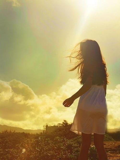 欧美双手展开背影图片,探寻自由与梦想的无限延伸