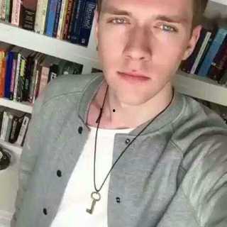 欧美男神婚纱照图片,浪漫跨界，甜蜜见证