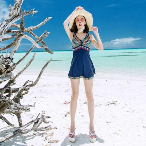 泳衣欧美微胖女生图片,展现自信魅力